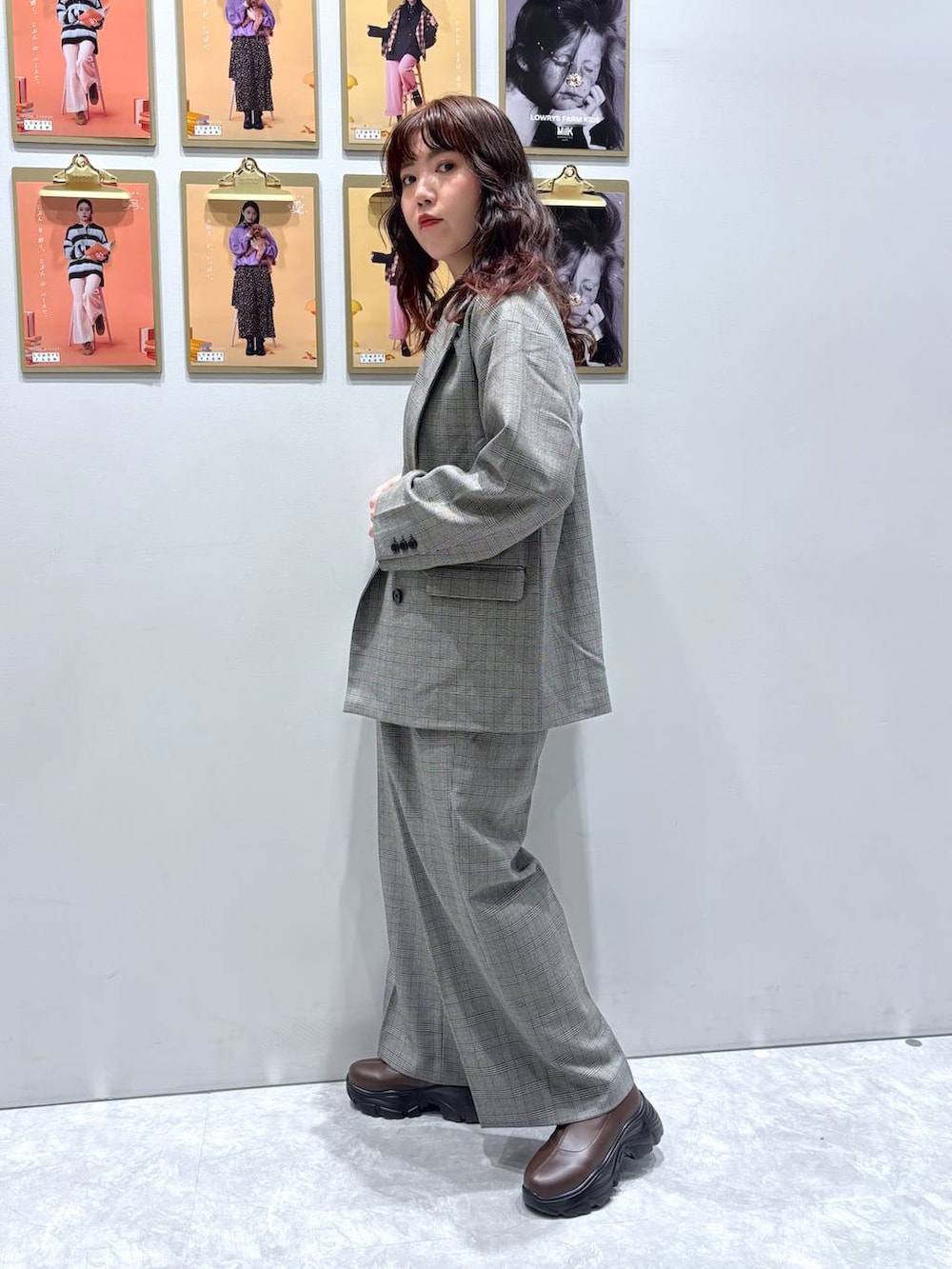 グレー系のテーラードジャケット、その他のその他パンツ、ブラウン系のネックレスを着用したレディースの秋コーディネートの2枚目の写真