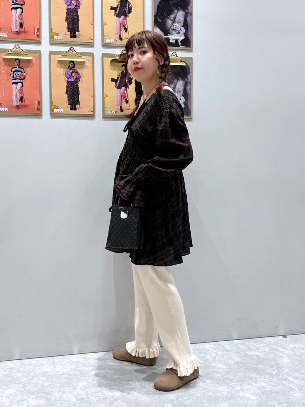 ホワイト系のその他パンツ、ブラウン系のシャツ/ブラウス、ブラウン系のネックレスを着用したレディースの秋コーディネートの4枚目の写真