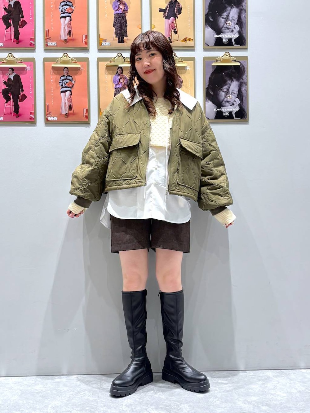 ブラウン系のその他パンツ、グリーン系のブルゾン、ブラック系のブーツを着用したレディースの秋コーディネートの2枚目の写真