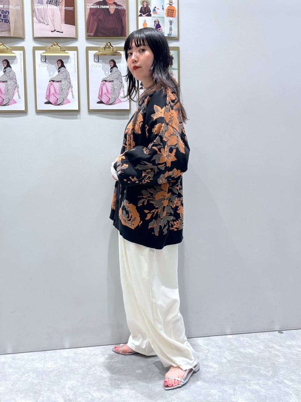 シルバー系のサンダル、ホワイト系のその他パンツ、ブラック系のカーディガン/ボレロを着用したレディースの秋コーディネートの3枚目の写真