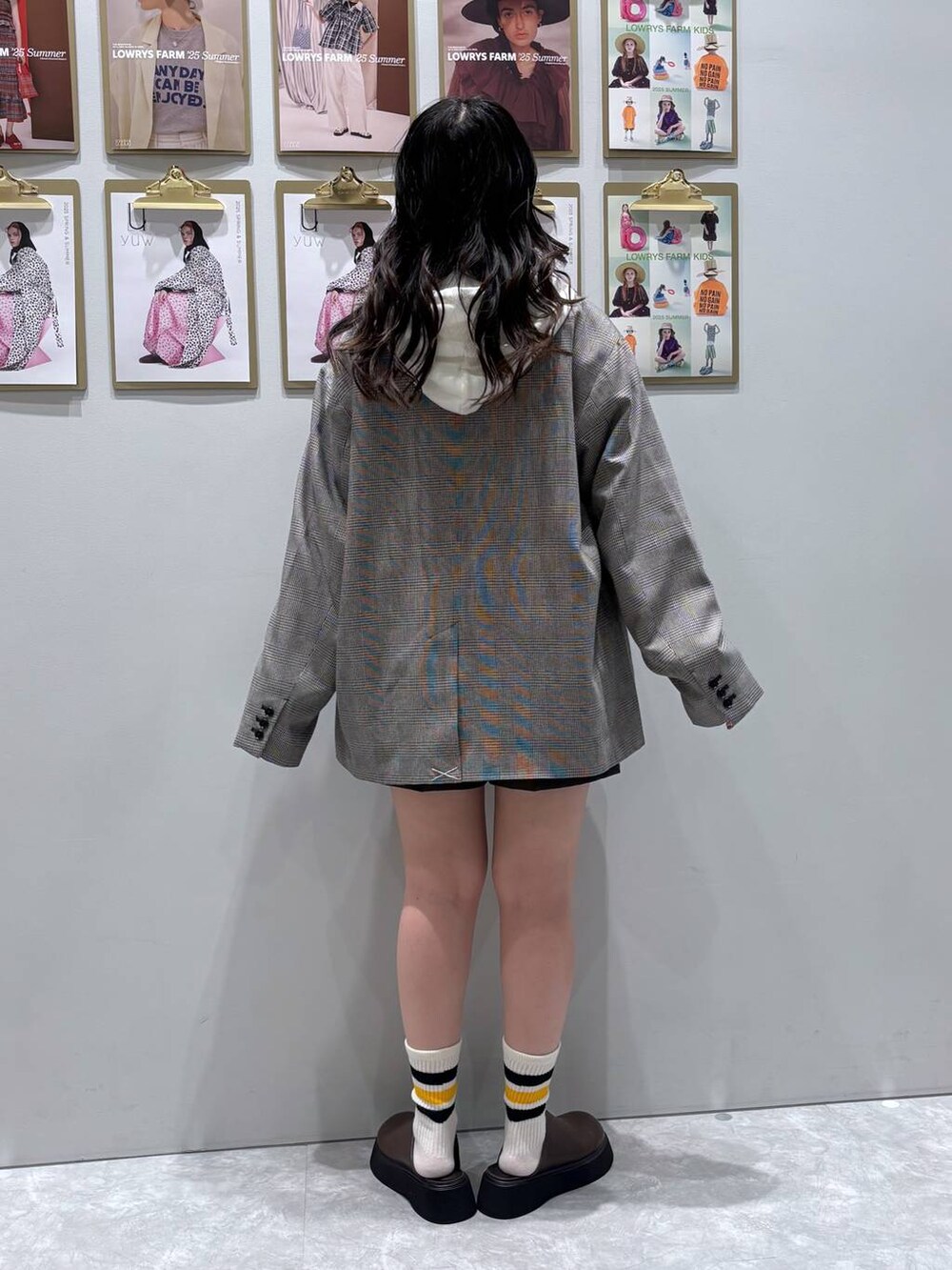 グレー系のその他パンツ、ブラウン系のサンダル、その他のテーラードジャケットを着用したレディースの秋コーディネートの4枚目の写真