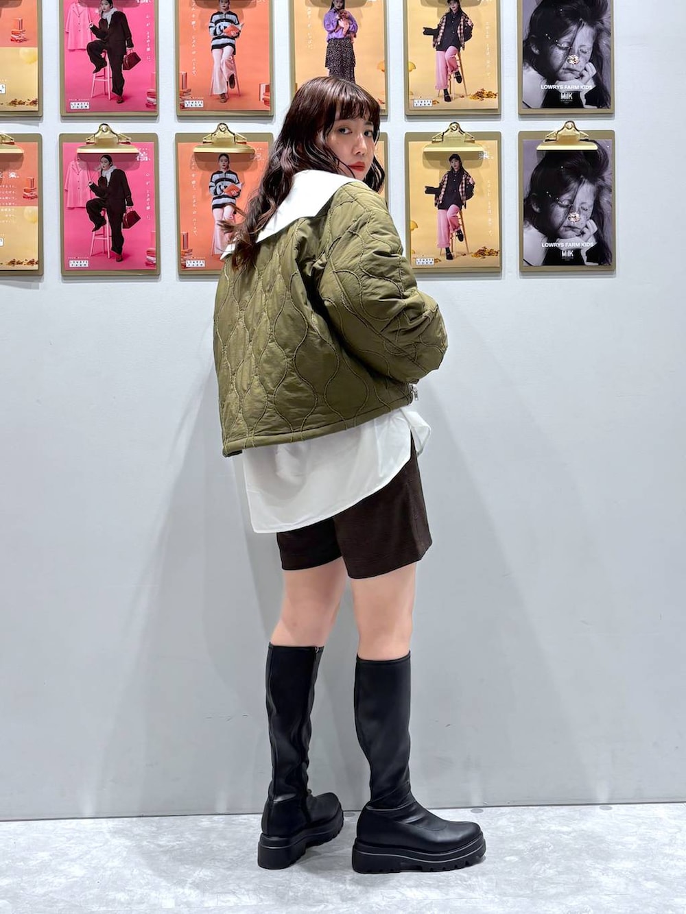 ブラウン系のその他パンツ、グリーン系のブルゾン、ブラック系のブーツを着用したレディースの秋コーディネートの4枚目の写真