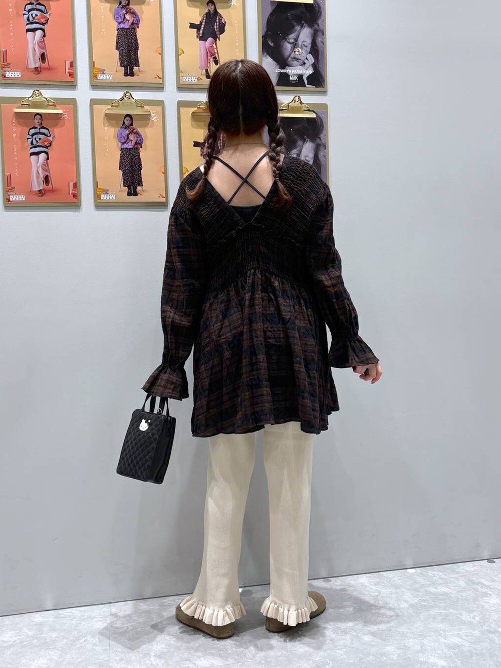 ホワイト系のその他パンツ、ブラウン系のシャツ/ブラウス、ブラウン系のネックレスを着用したレディースの秋コーディネートの5枚目の写真