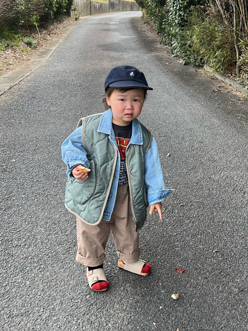 ベージュ系のその他パンツ、ベージュ系のサンダル、ブラック系のTシャツ/カットソーを着用したキッズの春コーディネートの3枚目の写真