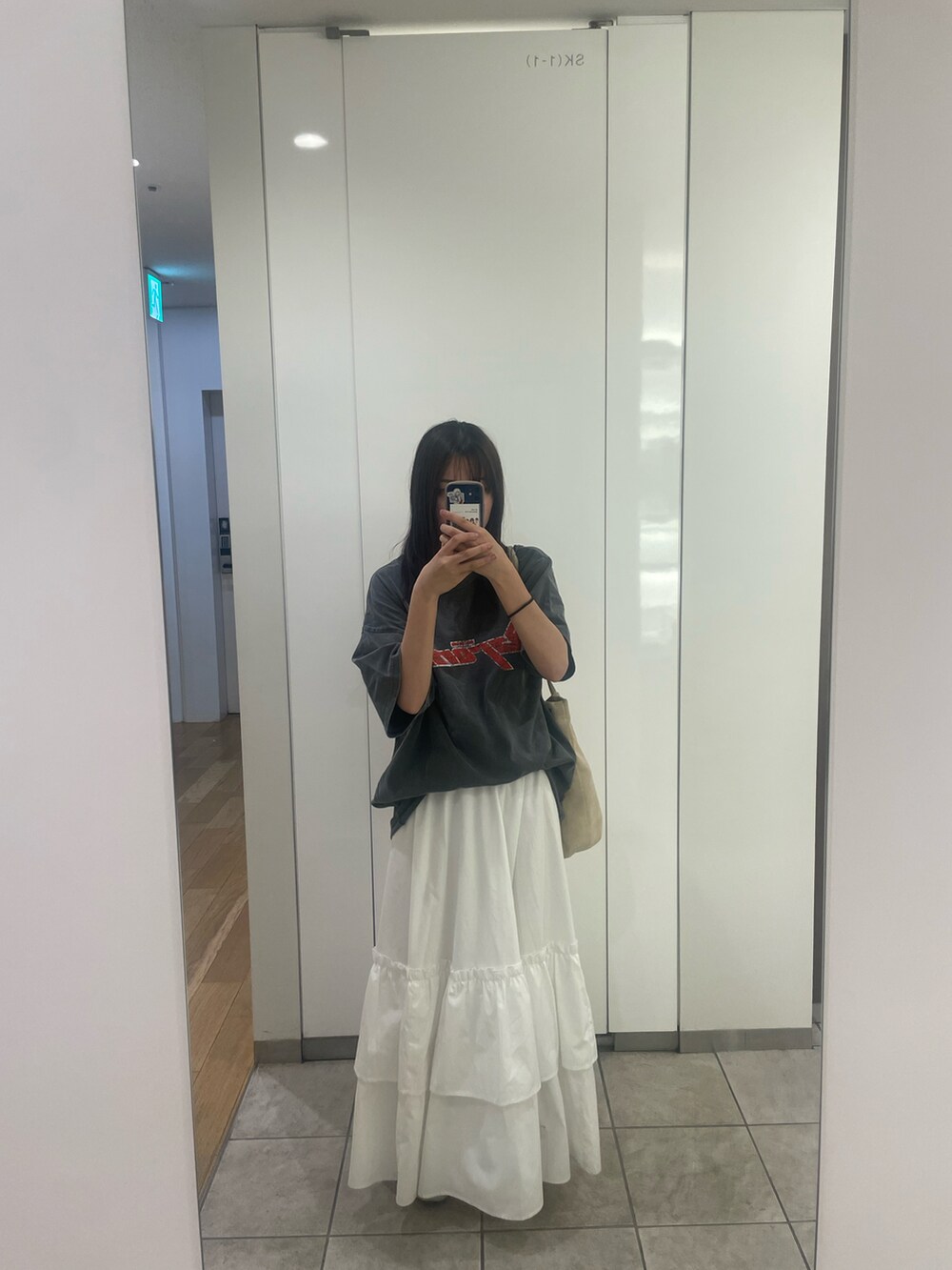 ブラック系のTシャツ/カットソーを着用したレディースの秋コーディネートの2枚目の写真