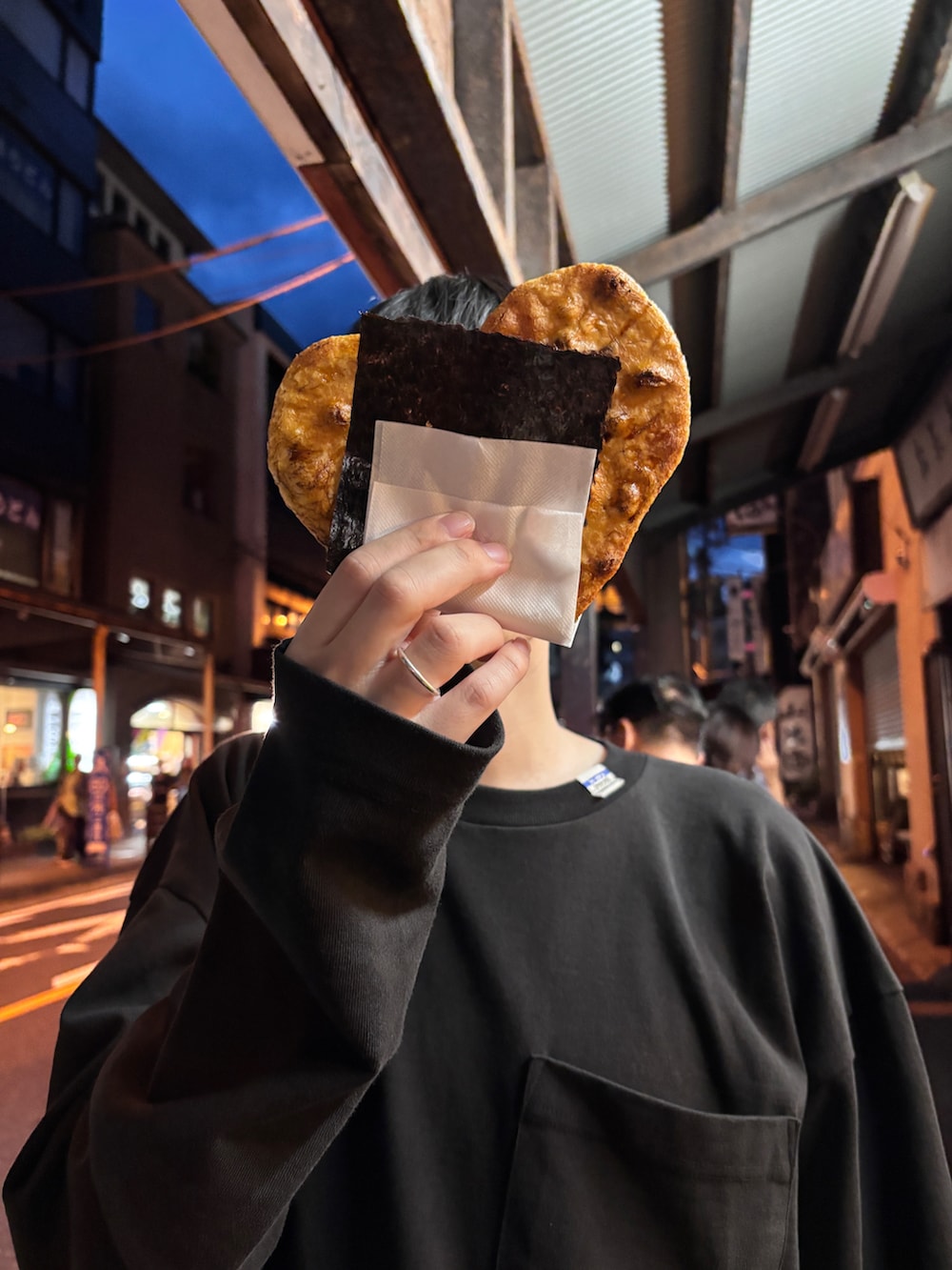 ブラック系のスニーカー、ブラウン系のデニムパンツ、ブラック系のTシャツ/カットソーを着用したメンズの秋コーディネートの2枚目の写真