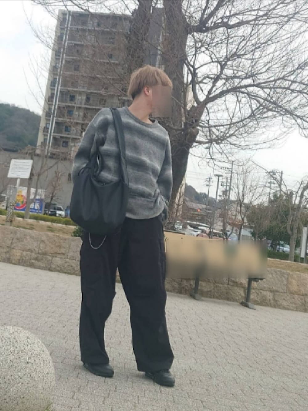 ブラック系のカーゴパンツ、ブラック系のニット/セーター、ブラック系のブルゾンを着用したメンズの春コーディネートの2枚目の写真