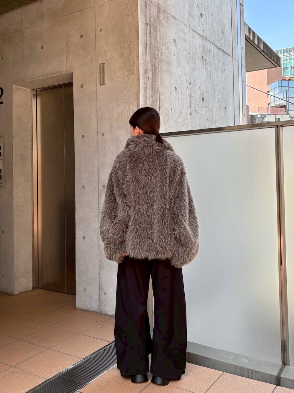 グレー系のその他アウターを着用したレディースの秋コーディネートの6枚目の写真