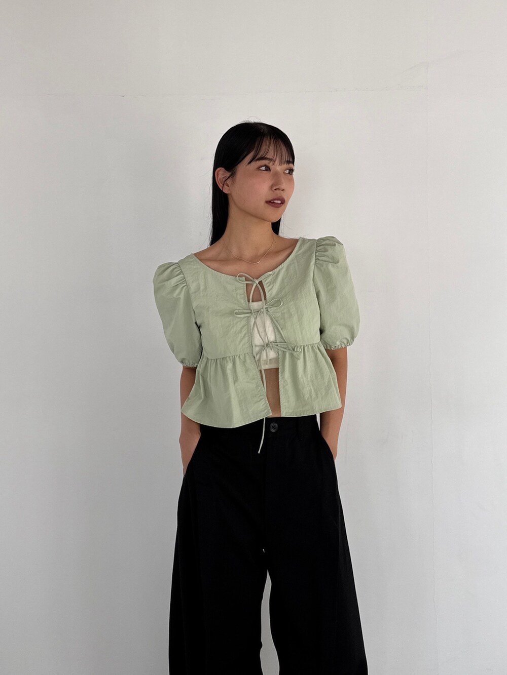 グリーン系のシャツ/ブラウス、ブラック系のその他パンツを着用したレディースの秋コーディネートの3枚目の写真