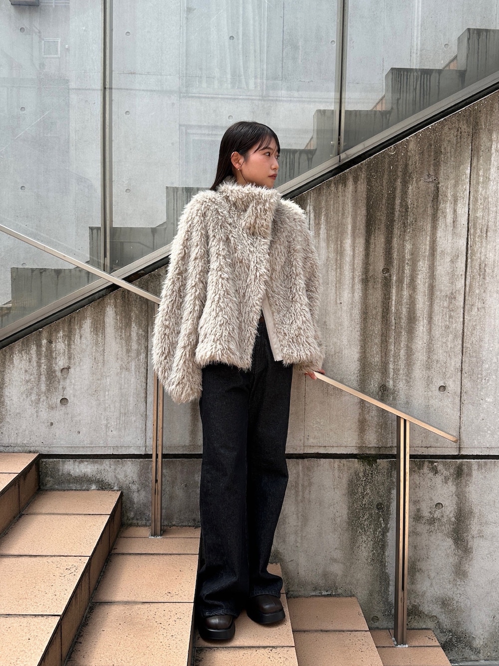 ホワイト系のその他アウターを着用したレディースの秋コーディネートの4枚目の写真