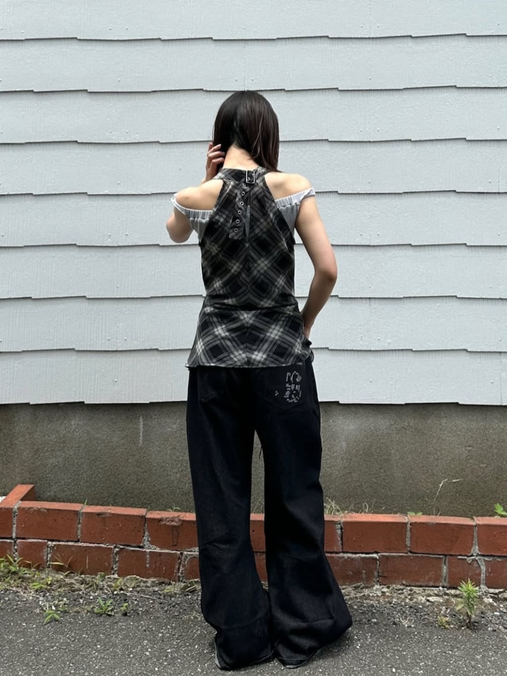 ブラック系のデニムパンツ、ブラック系のシャツ/ブラウスを着用したレディースの夏コーディネートの6枚目の写真