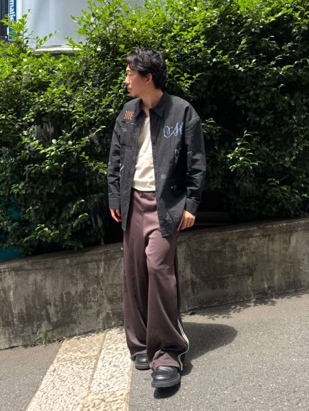 ブラック系のシャツ/ブラウス、ブラウン系のその他パンツを着用したメンズの夏コーディネートの3枚目の写真