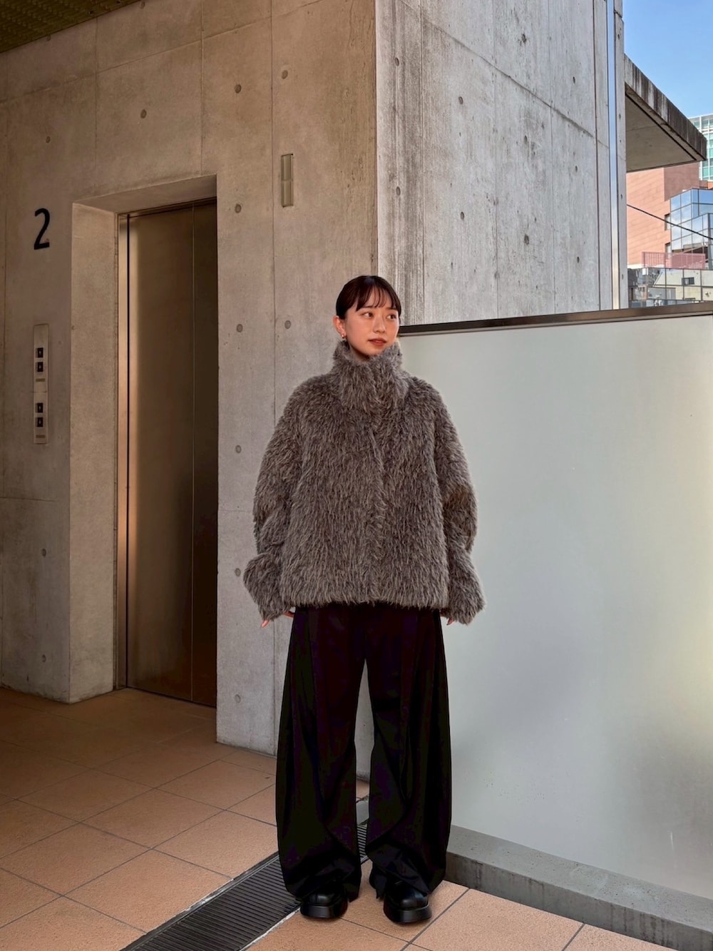 グレー系のその他アウターを着用したレディースの秋コーディネートの4枚目の写真