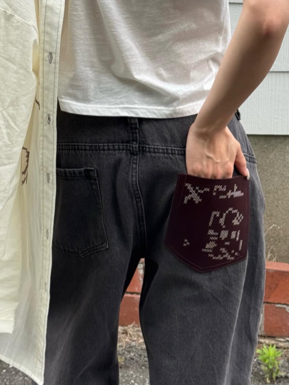 ホワイト系のシャツ/ブラウス、グレー系のデニムパンツを着用したレディースの夏コーディネートの4枚目の写真