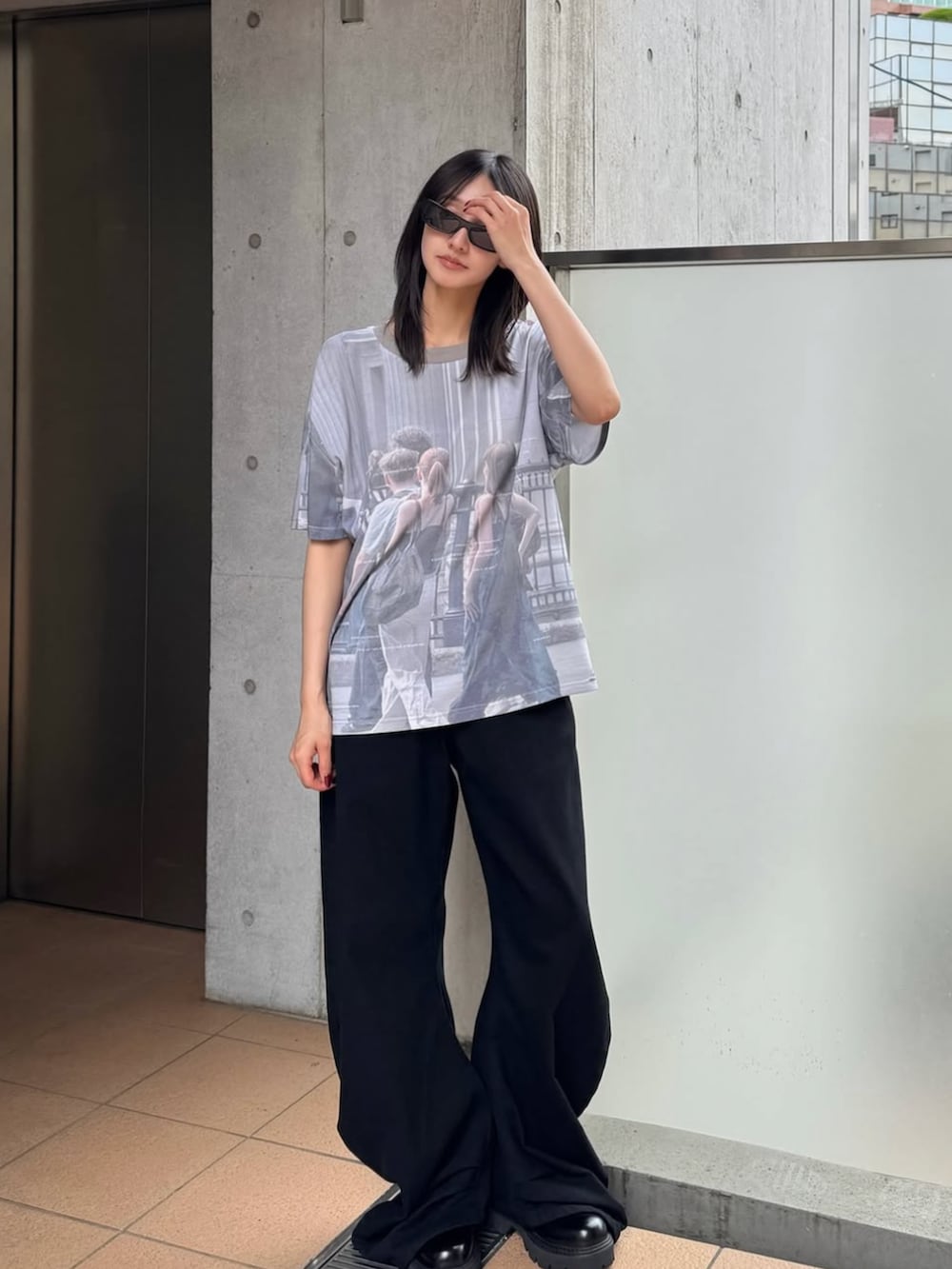 その他のTシャツ/カットソーを着用したレディースの夏コーディネートの2枚目の写真