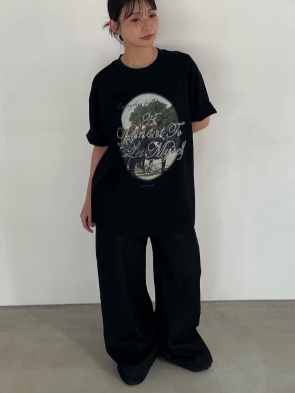 ブラック系のデニムパンツ、ブラック系のTシャツ/カットソーを着用したレディースの夏コーディネートの5枚目の写真