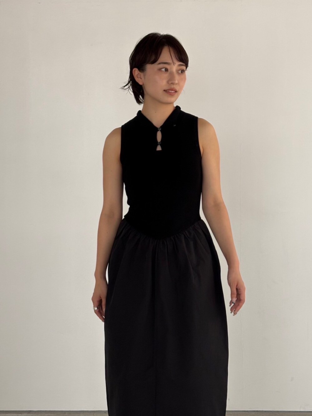 「Knuth Marfの2way cross design pumps（パンプス、ブラック系）」を使った、Knuth Marfさん（レディース・153cm）の夏コーディネートの3枚目の写真