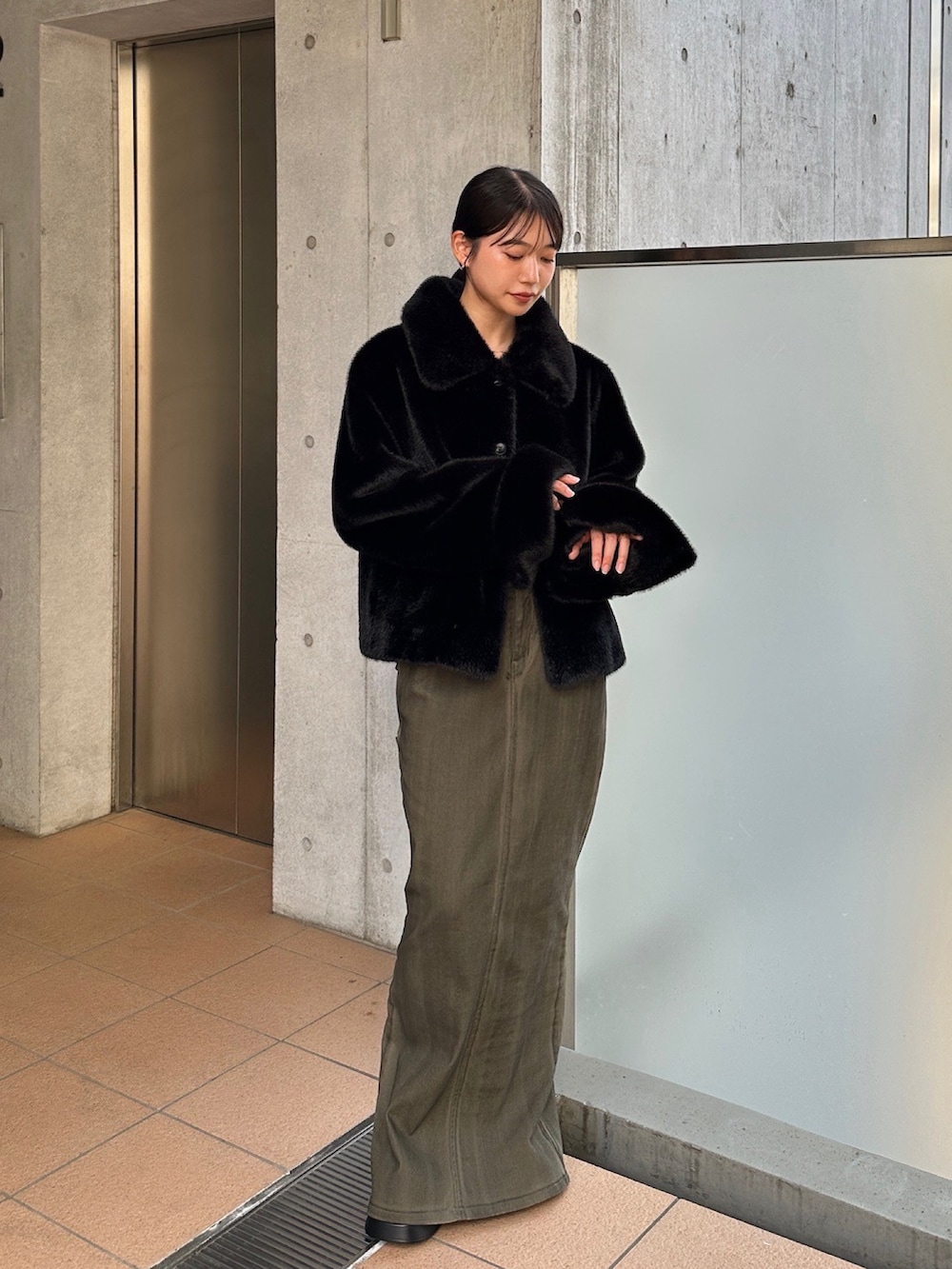 ブラック系のその他アウターを着用したレディースの秋コーディネートの5枚目の写真