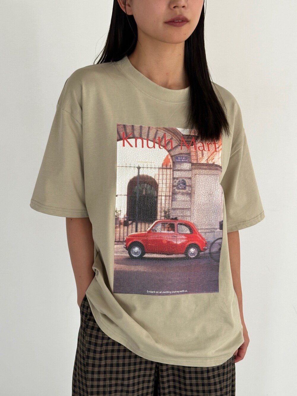 ブラック系のTシャツ/カットソー、ブラック系のその他パンツを着用したレディースの秋コーディネートの2枚目の写真