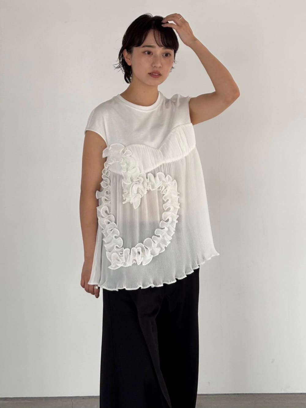 ブラック系のその他パンツ、ホワイト系のシャツ/ブラウスを着用したレディースの夏コーディネートの4枚目の写真