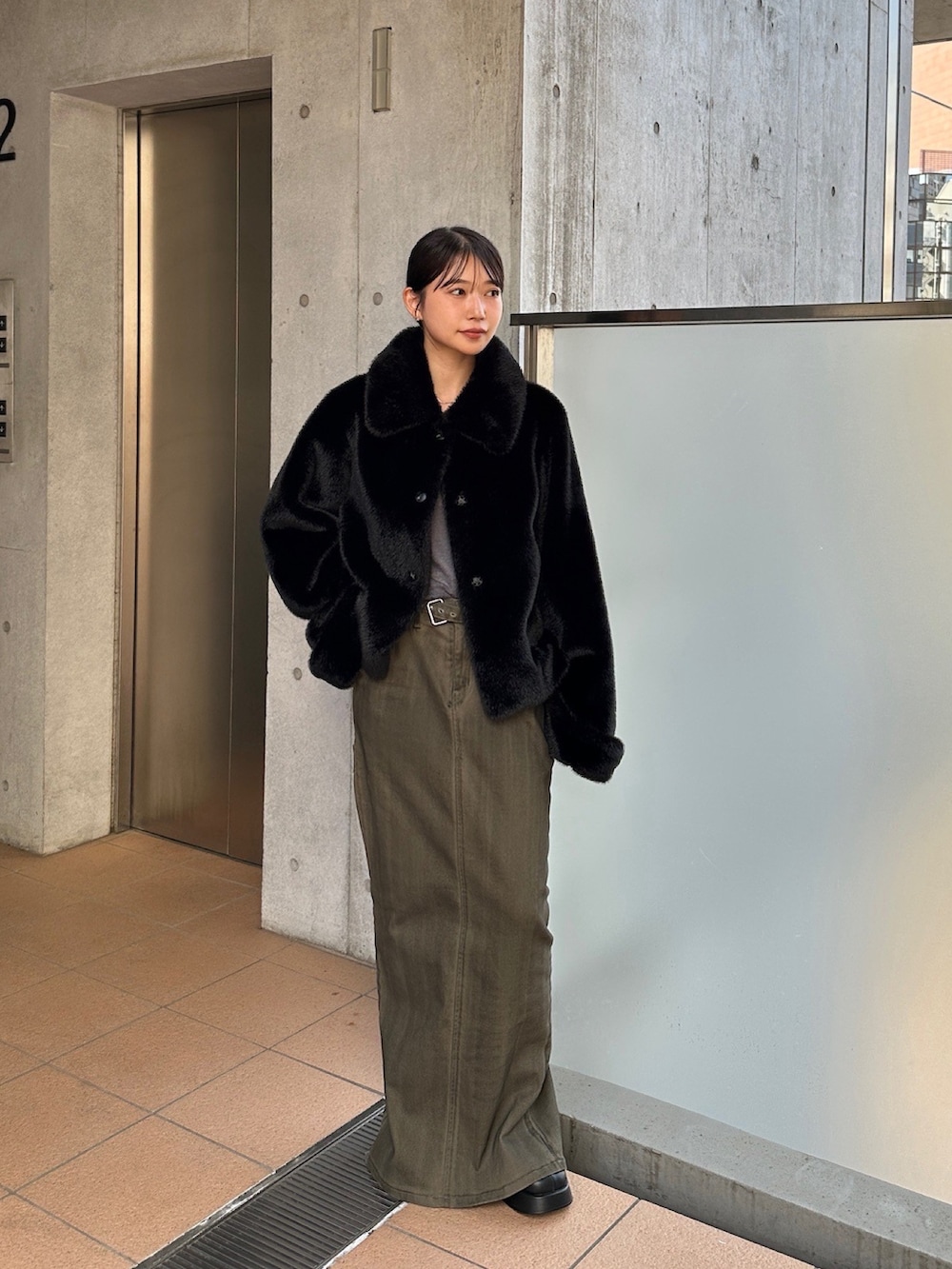 ブラック系のその他アウターを着用したレディースの秋コーディネートの3枚目の写真