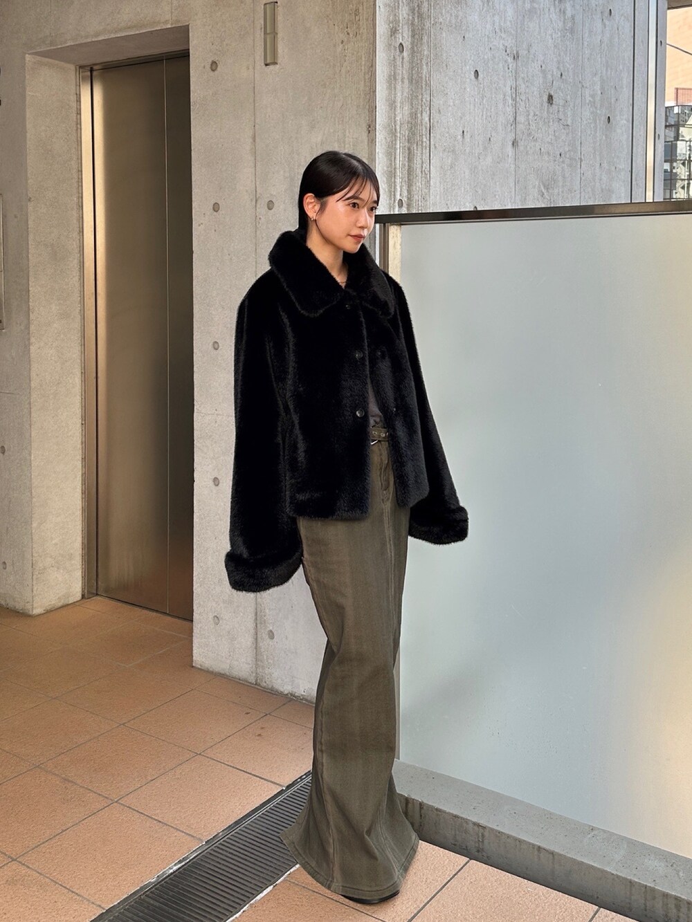 ブラック系のその他アウターを着用したレディースの秋コーディネートの4枚目の写真