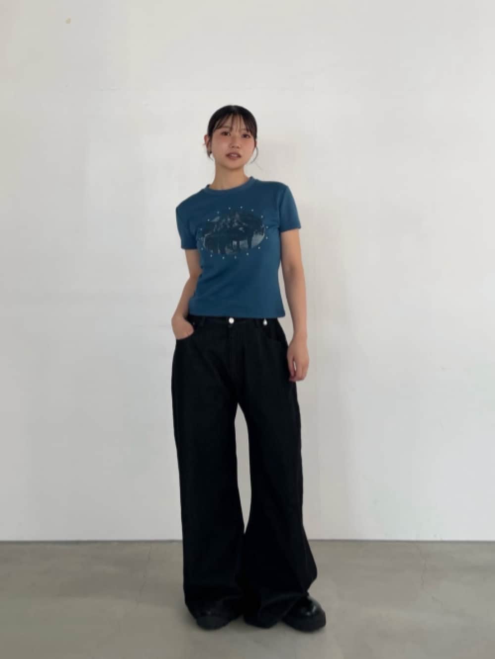 ブラック系のデニムパンツ、ブルー系のTシャツ/カットソーを着用したレディースの夏コーディネートの3枚目の写真