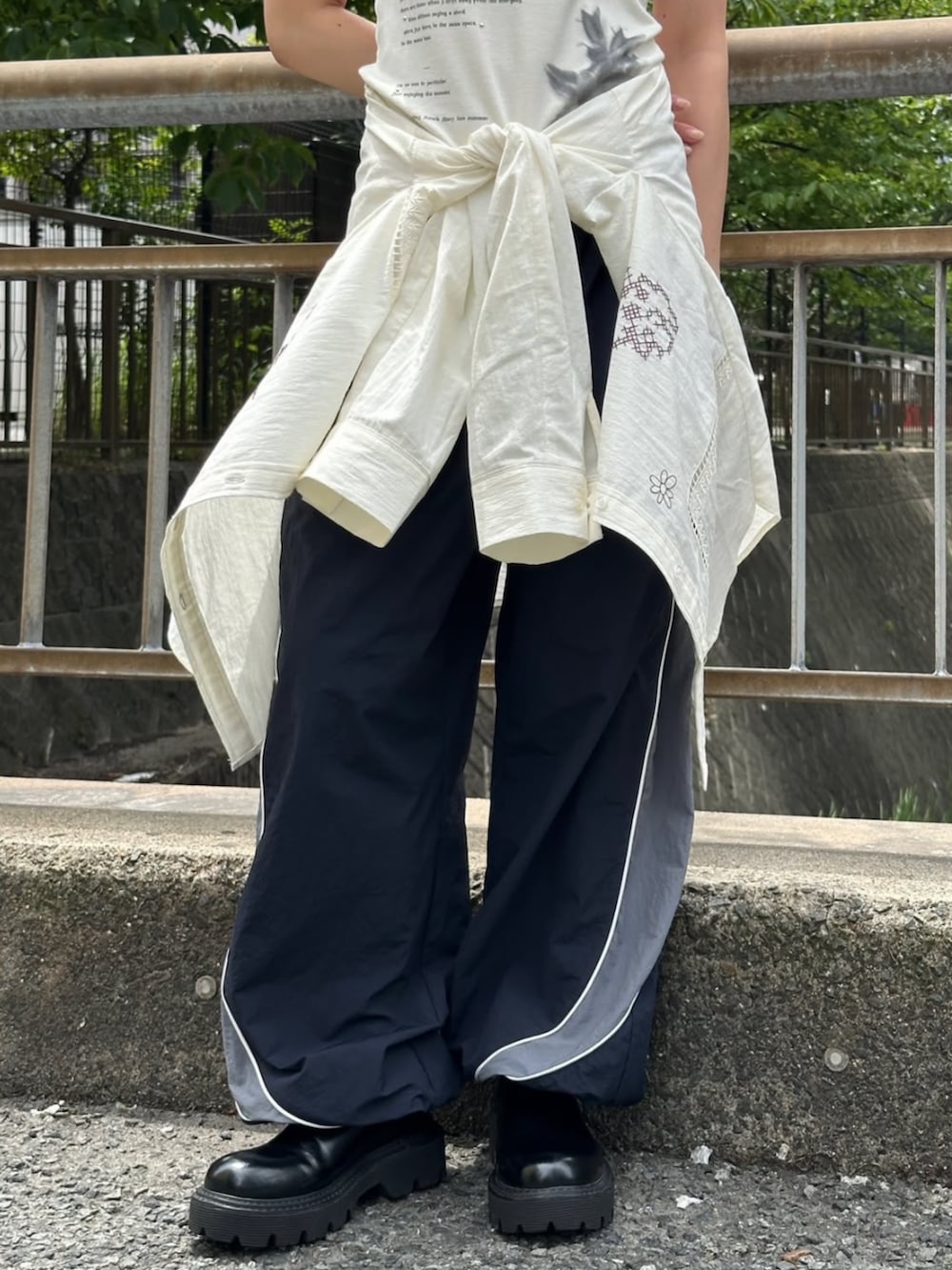 ホワイト系のシャツ/ブラウス、ホワイト系のタンクトップ、ブルー系のその他パンツを着用したレディースの夏コーディネートの5枚目の写真