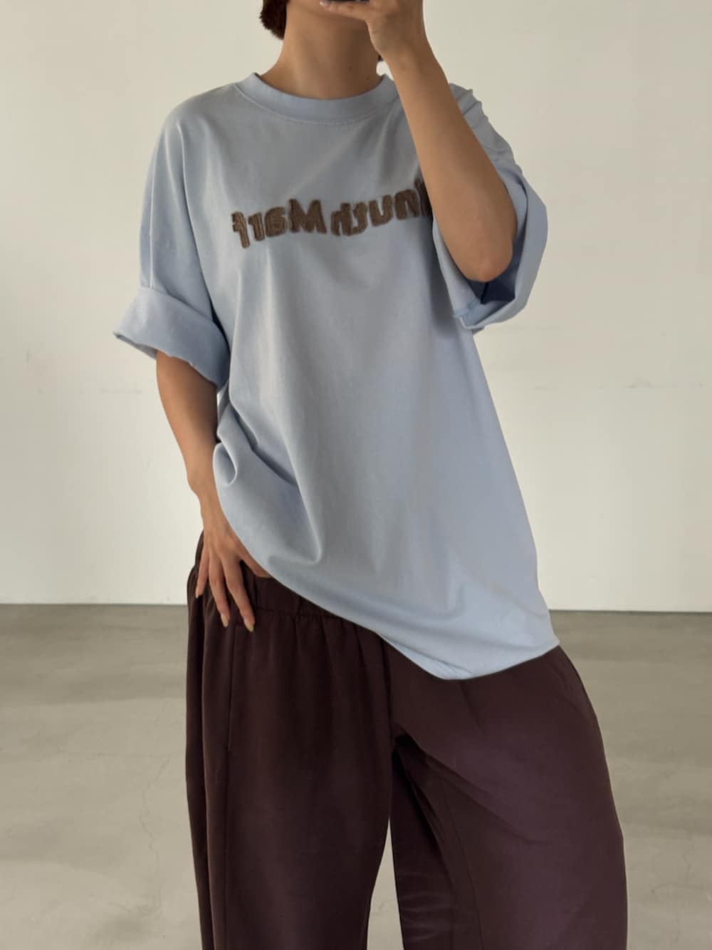 ブルー系のTシャツ/カットソー、ブラウン系のスウェットパンツを着用したレディースの夏コーディネートの3枚目の写真