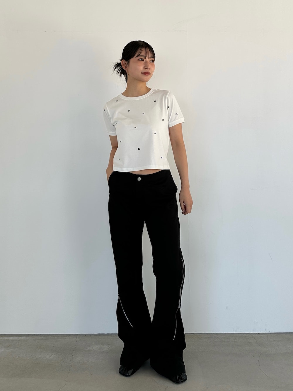 「Knuth Marfの2piece zip flare pants（その他パンツ、ブラック系）」を使った、Knuth Marfさん（レディース・160cm）の夏コーディネートの2枚目の写真