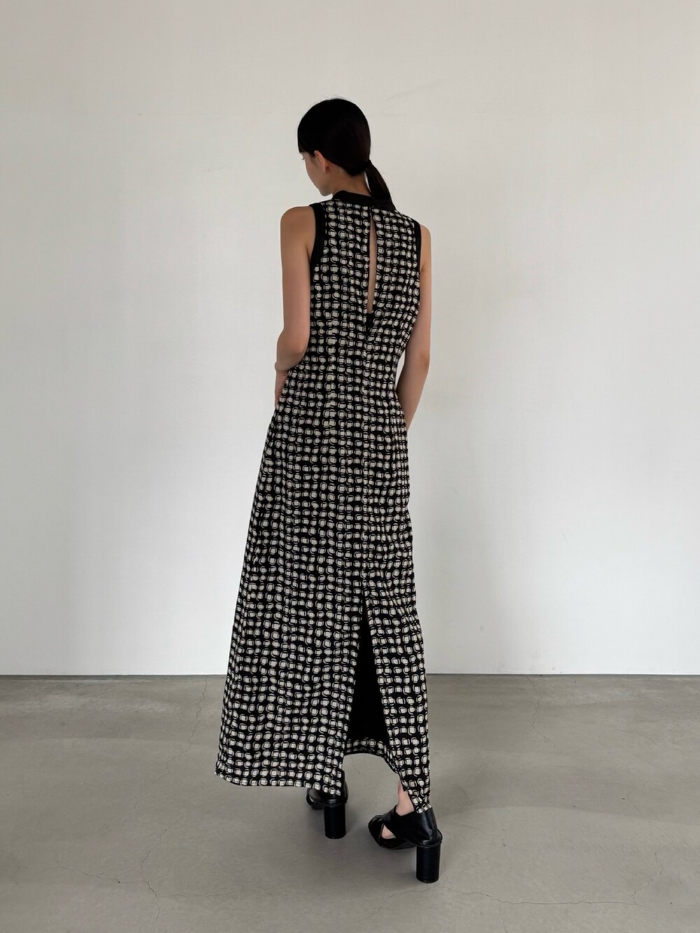 その他のワンピースを着用したレディースの夏コーディネートの2枚目の写真