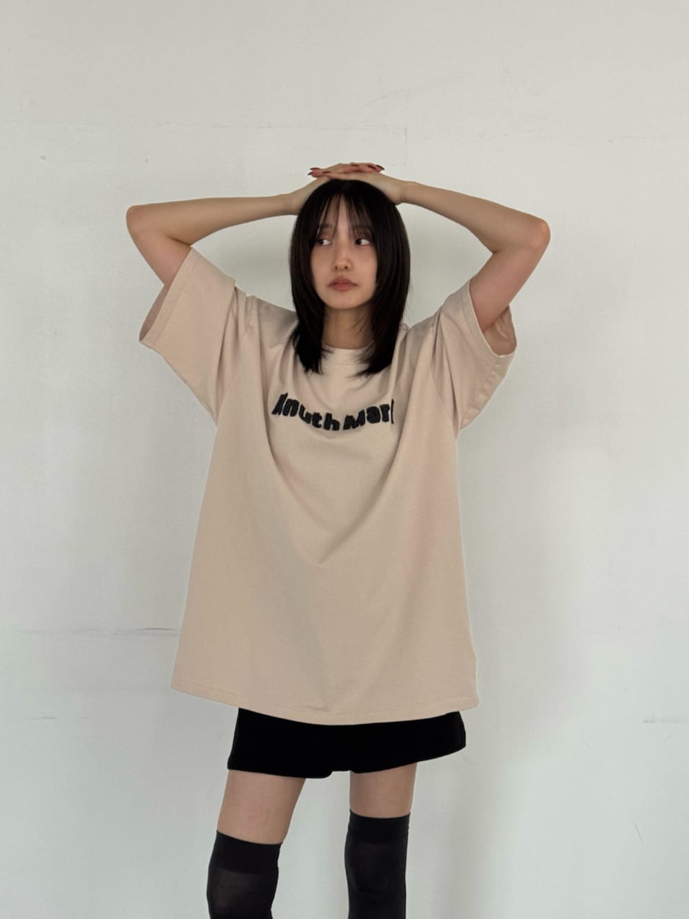 ベージュ系のTシャツ/カットソー、ブラック系のスカート、ブラック系のその他シューズを着用したレディースの夏コーディネートの2枚目の写真