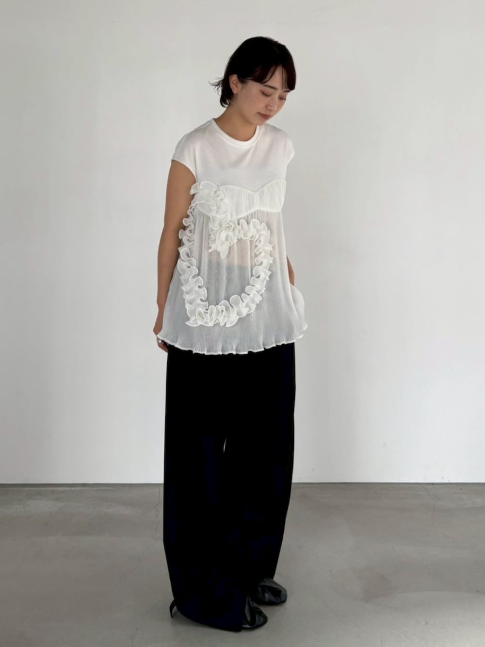 ブラック系のその他パンツ、ホワイト系のシャツ/ブラウスを着用したレディースの夏コーディネートの2枚目の写真