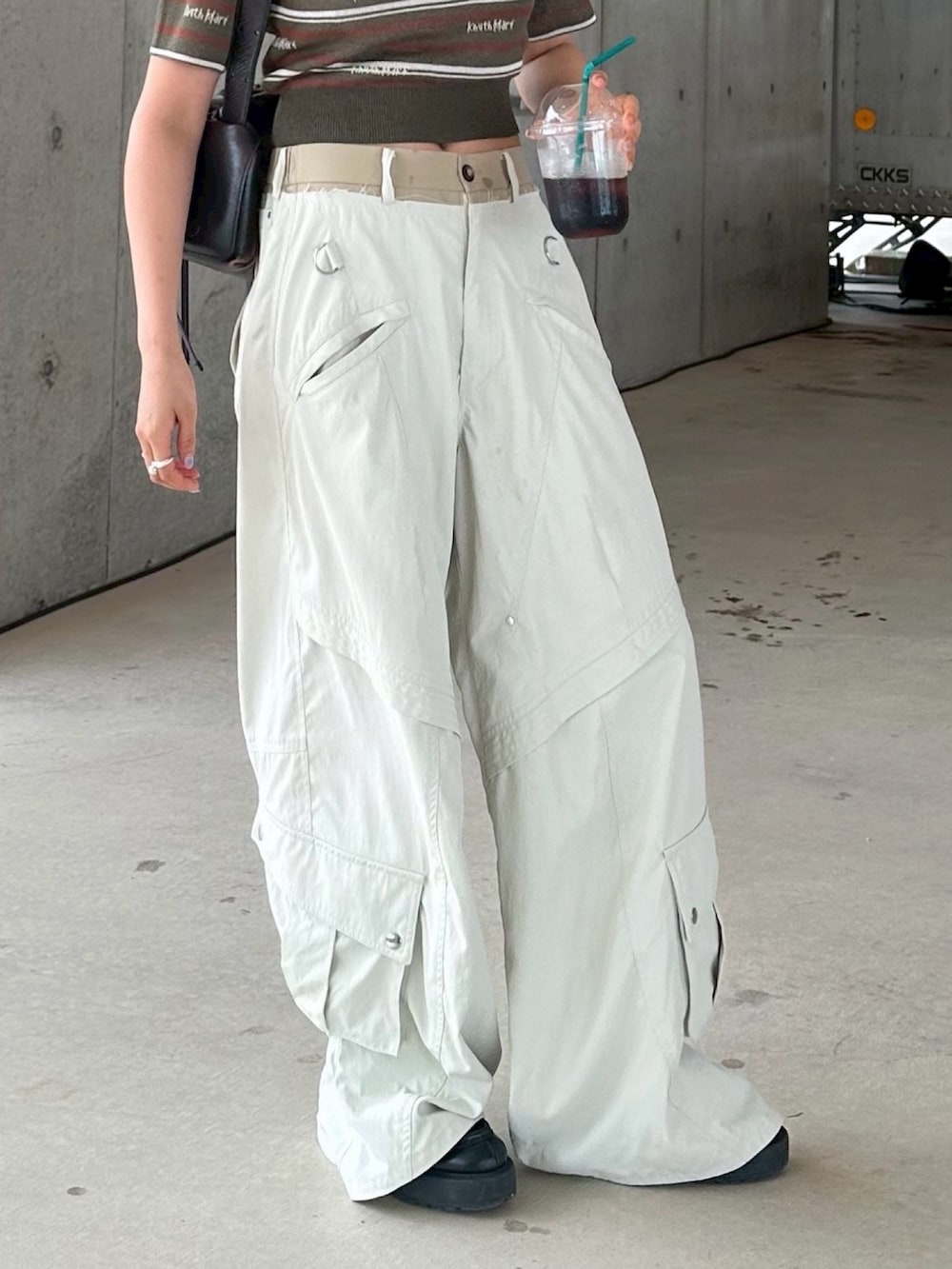 ホワイト系のカーゴパンツ、グリーン系のTシャツ/カットソーを着用したレディースの夏コーディネートの2枚目の写真