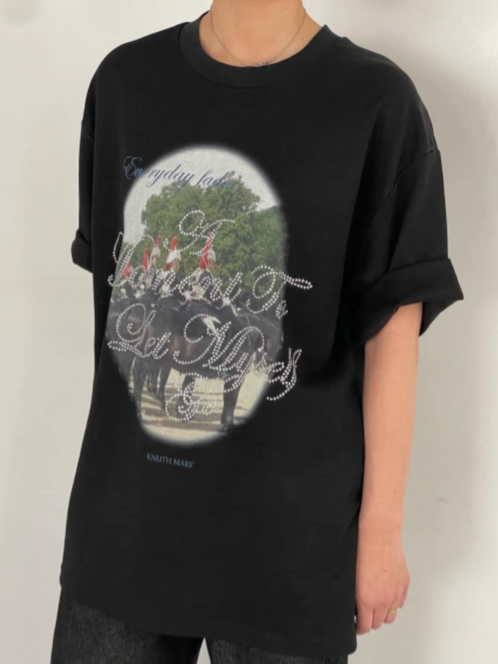 ブラック系のデニムパンツ、ブラック系のTシャツ/カットソーを着用したレディースの夏コーディネートの3枚目の写真