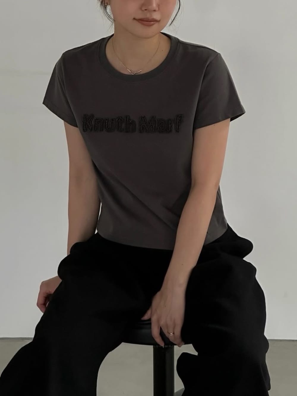 グレー系のTシャツ/カットソーを着用したレディースの夏コーディネートの2枚目の写真