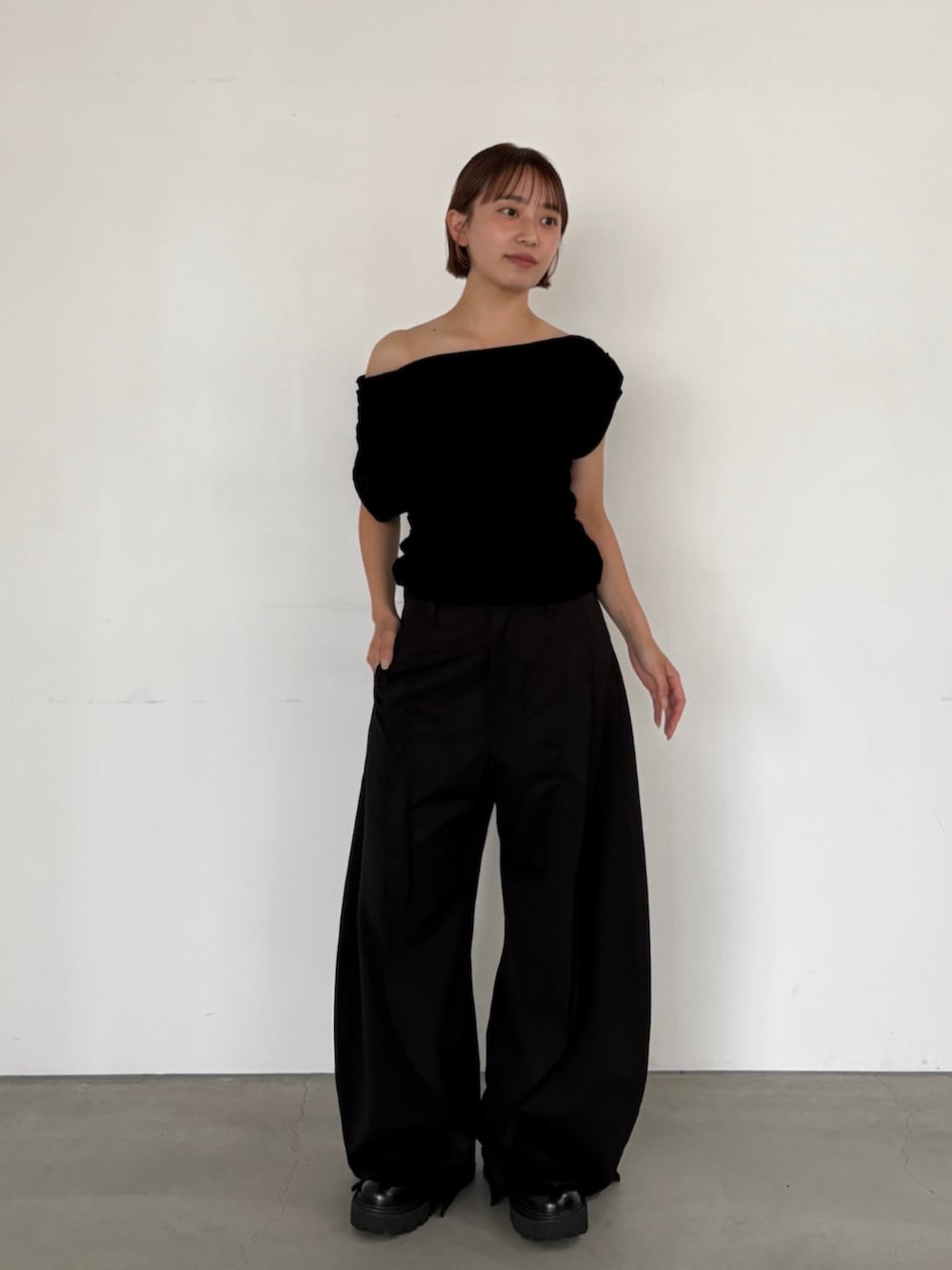 ブラック系のTシャツ/カットソー、ブラック系のスラックスを着用したレディースの夏コーディネートの2枚目の写真