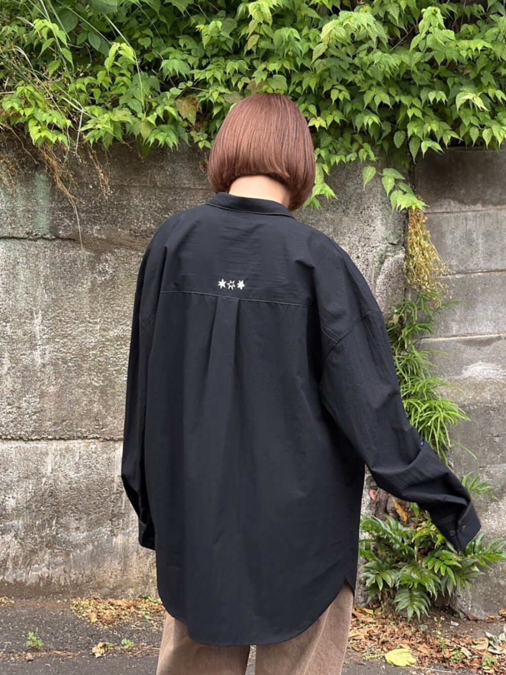 ブラウン系のデニムパンツ、ブラック系のシャツ/ブラウスを着用したレディースの夏コーディネートの4枚目の写真