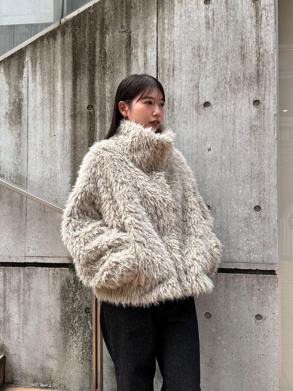 ホワイト系のその他アウターを着用したレディースの秋コーディネートの2枚目の写真