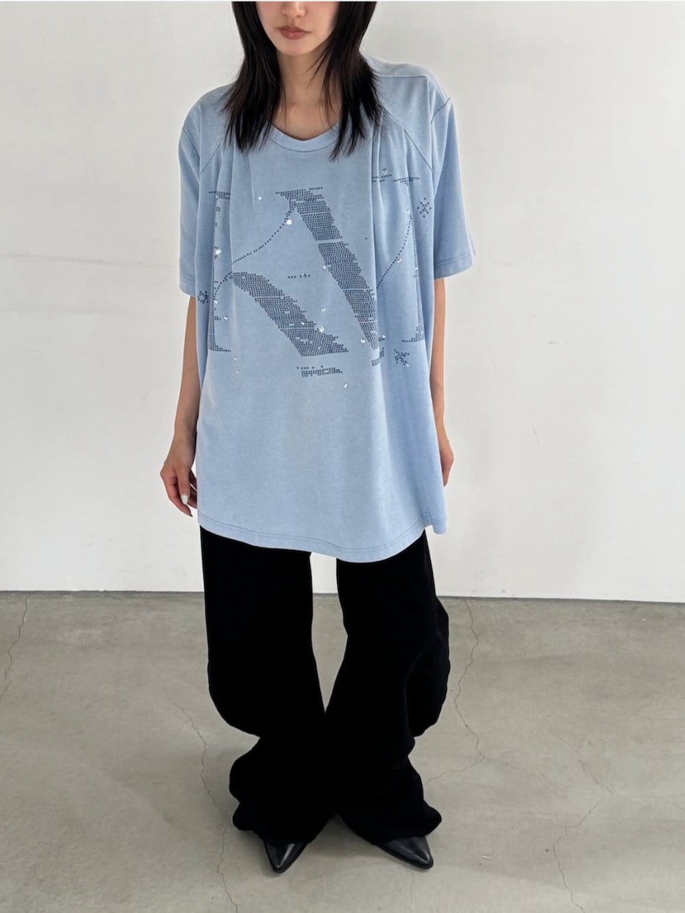 ブラック系のデニムパンツ、ブルー系のTシャツ/カットソーを着用したレディースの夏コーディネートの4枚目の写真