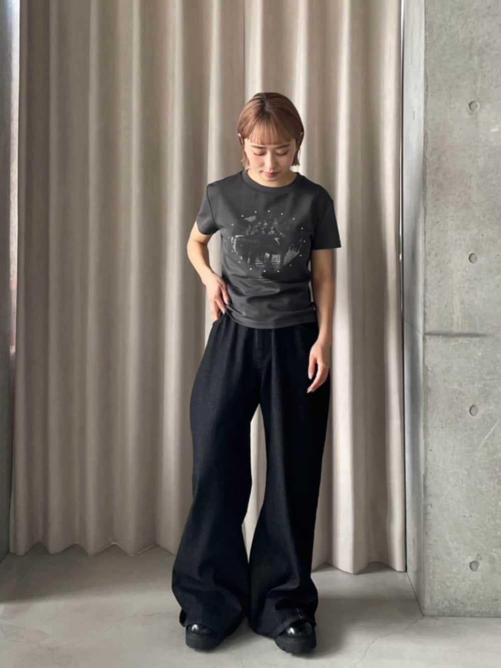 ブラック系のデニムパンツ、グレー系のTシャツ/カットソーを着用したレディースの夏コーディネートの2枚目の写真