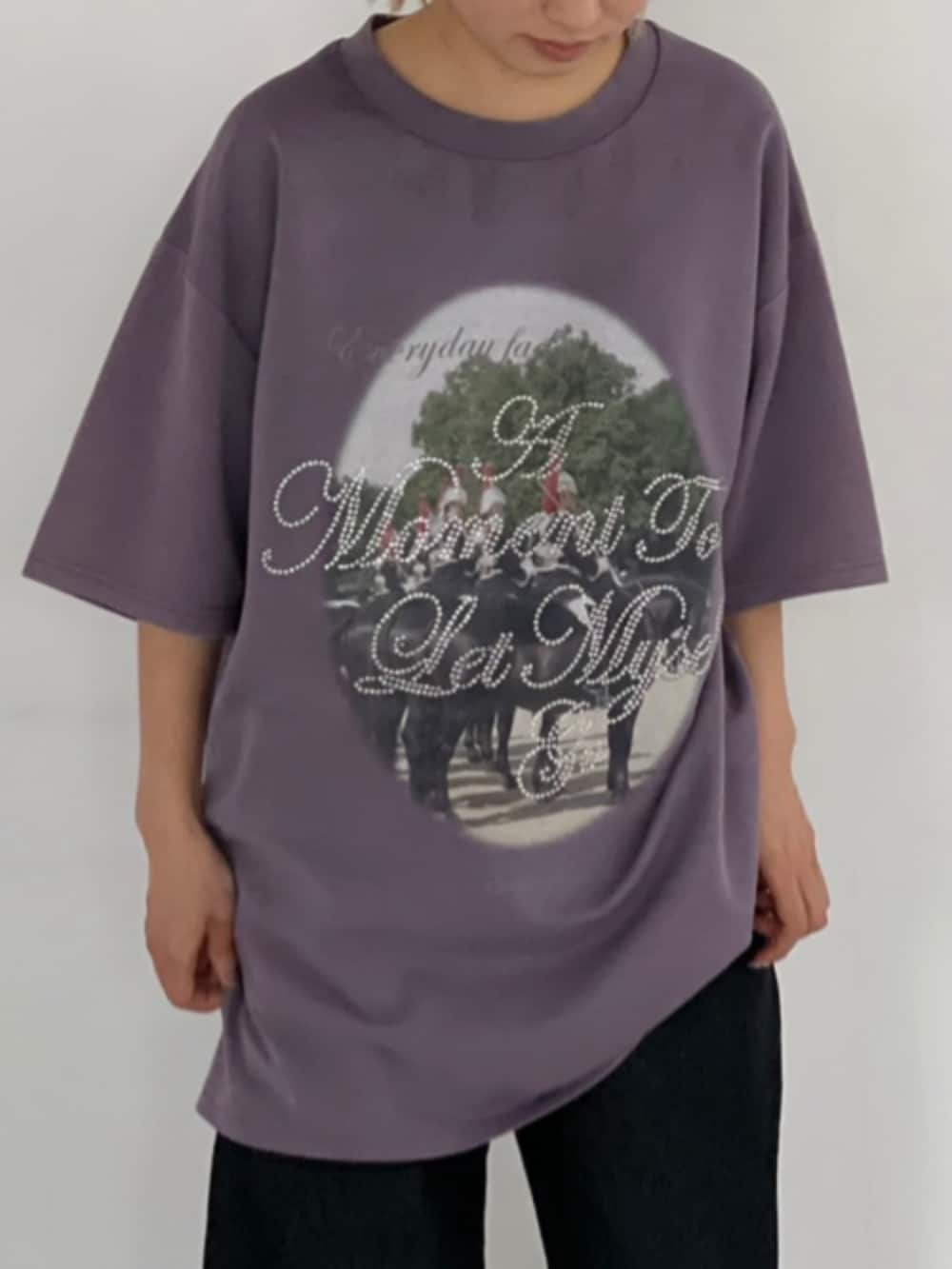 ブラック系のデニムパンツ、パープル系のTシャツ/カットソーを着用したレディースの夏コーディネートの3枚目の写真