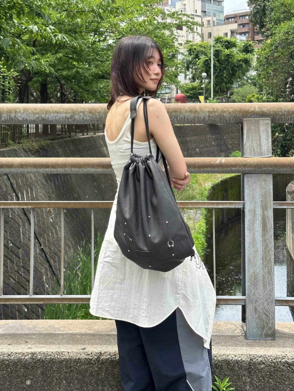 ホワイト系のシャツ/ブラウス、ホワイト系のタンクトップ、ブルー系のその他パンツを着用したレディースの夏コーディネートの6枚目の写真