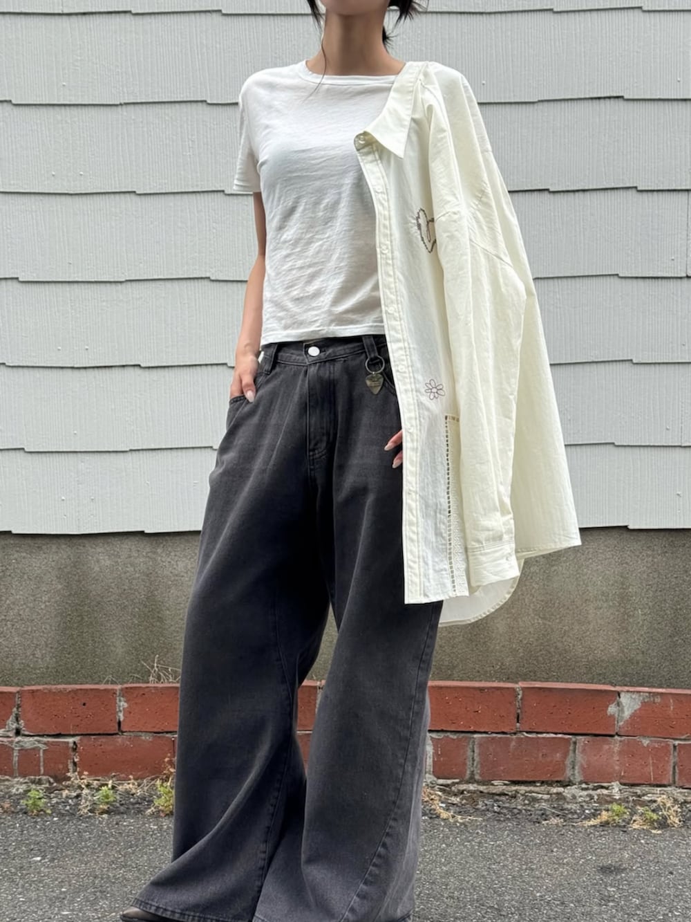 ホワイト系のシャツ/ブラウス、グレー系のデニムパンツ、ブラック系のブーツを着用したレディースの夏コーディネートの4枚目の写真