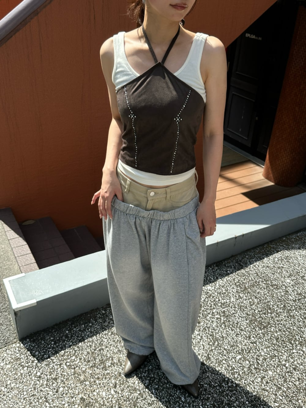 グレー系のスウェットパンツ、グレー系のその他トップスを着用したレディースの夏コーディネートの3枚目の写真