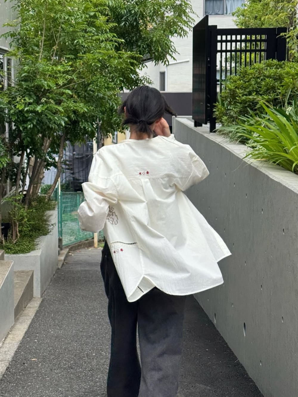 ホワイト系のシャツ/ブラウス、グレー系のデニムパンツ、ブラック系のブーツを着用したレディースの夏コーディネートの3枚目の写真