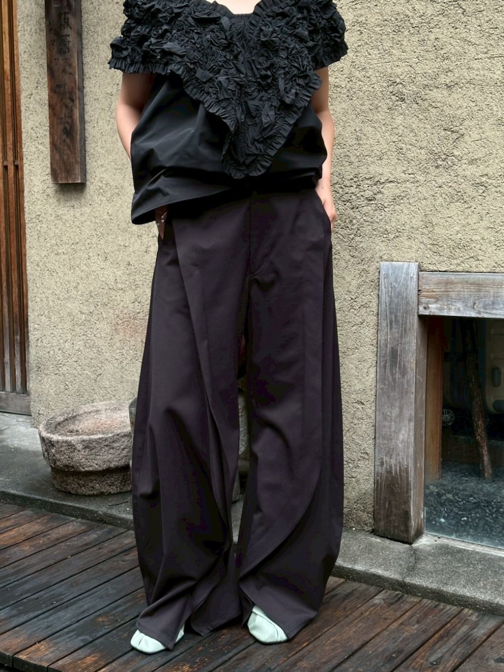 ブラック系のシャツ/ブラウス、ブラック系のその他パンツを着用したレディースの夏コーディネートの2枚目の写真