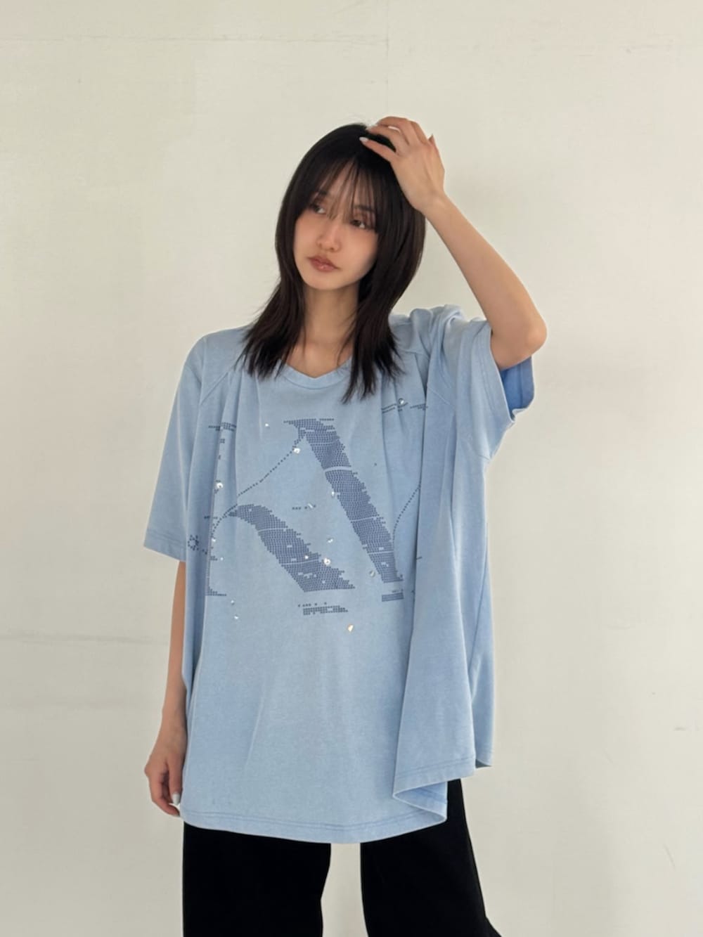 ブラック系のデニムパンツ、ブルー系のTシャツ/カットソーを着用したレディースの夏コーディネートの2枚目の写真