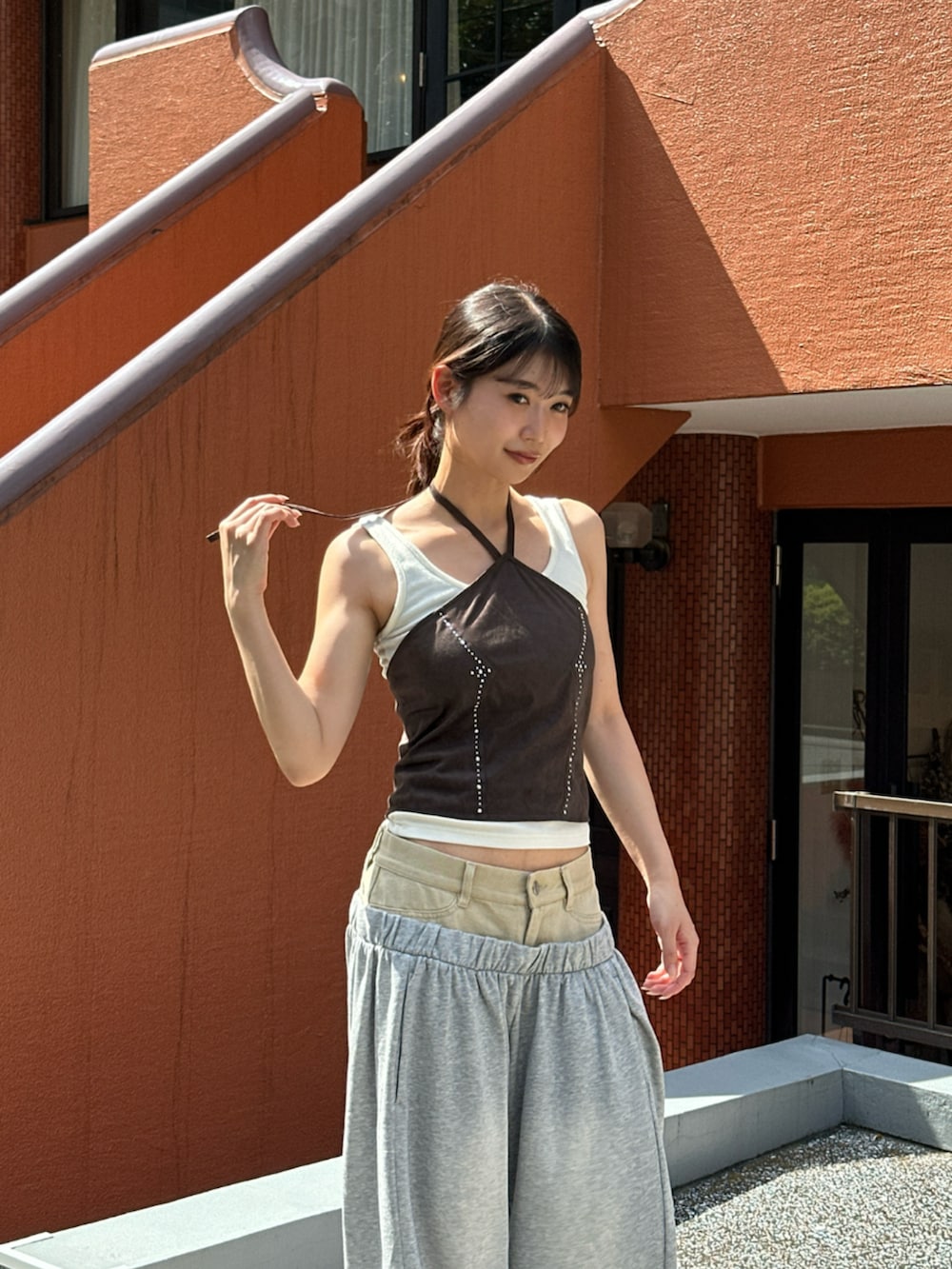 グレー系のスウェットパンツ、グレー系のその他トップスを着用したレディースの夏コーディネートの5枚目の写真