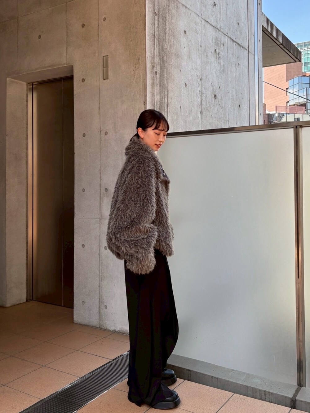 グレー系のその他アウターを着用したレディースの秋コーディネートの5枚目の写真